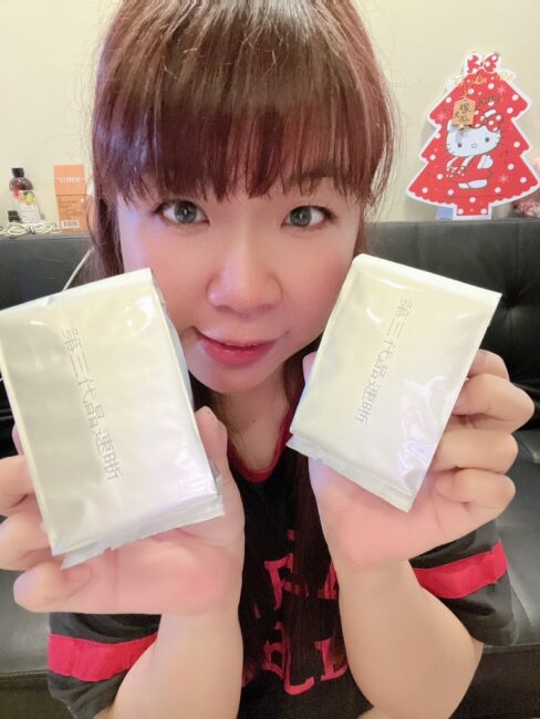 ✨第三代晶速晰-晶亮成分高補給✨長時間使用3C，讓你數位疲勞了嗎❓採用美國臨床葉黃素與玉米黃素黃金比例10:2 ，游離型雙專利好吸收，2粒達30mg : 6mg高補給劑量✅雨生紅球藻蝦紅素，業界高含量8mg❗️✅日本95%高純度透明質酸鈉💦✅雙重花青素-日本專利黑豆x歐洲專利藍莓✅專利素食微藻DHA✅維生素C +維生素E +鋅+硒酵母。全方位的晶亮水潤配方，適合全家大小，給您清晰透徹精彩生活❗️