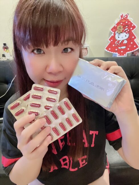 ✨第三代晶速晰-晶亮成分高補給✨長時間使用3C，讓你數位疲勞了嗎❓採用美國臨床葉黃素與玉米黃素黃金比例10:2 ，游離型雙專利好吸收，2粒達30mg : 6mg高補給劑量✅雨生紅球藻蝦紅素，業界高含量8mg❗️✅日本95%高純度透明質酸鈉💦✅雙重花青素-日本專利黑豆x歐洲專利藍莓✅專利素食微藻DHA✅維生素C +維生素E +鋅+硒酵母。全方位的晶亮水潤配方，適合全家大小，給您清晰透徹精彩生活❗️