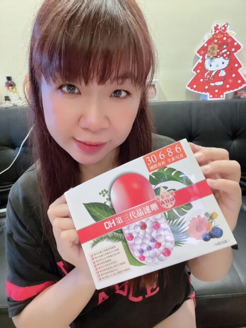 ✨第三代晶速晰-晶亮成分高補給✨長時間使用3C，讓你數位疲勞了嗎❓採用美國臨床葉黃素與玉米黃素黃金比例10:2 ，游離型雙專利好吸收，2粒達30mg : 6mg高補給劑量✅雨生紅球藻蝦紅素，業界高含量8mg❗️✅日本95%高純度透明質酸鈉💦✅雙重花青素-日本專利黑豆x歐洲專利藍莓✅專利素食微藻DHA✅維生素C +維生素E +鋅+硒酵母。全方位的晶亮水潤配方，適合全家大小，給您清晰透徹精彩生活❗️