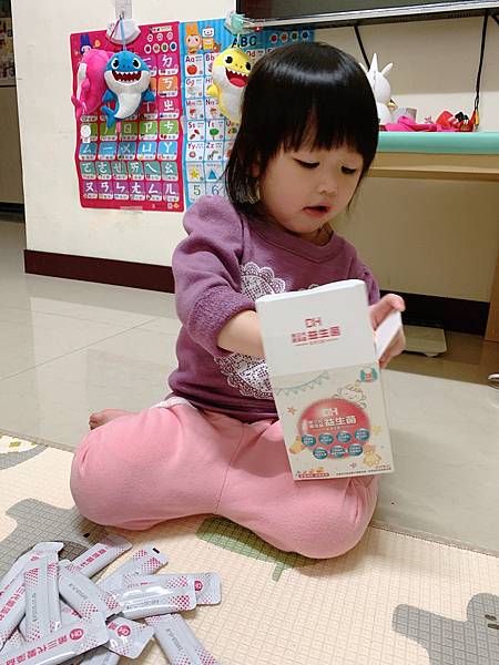 ✨第三代愛藻益-三重防護✨第➊重-築起防護牆-改變細菌叢生態🛡✅五項專利八株益生菌✅五項專利益生質第➋重-增強體力🌞✅陽光維生素D3，2包含高單位800IU✅50項專利葡聚多醣體✅抗氧化-維生素C第❸重-滋補強身💪✅50項專利乳鐵蛋白✅專利初乳蛋白IgG 🥛✅專利燕窩胜肽 ⭐高單位800IU維生素D3 +C+益生菌配方，全家人健康維持的後盾，兒童吃也好安心❤️