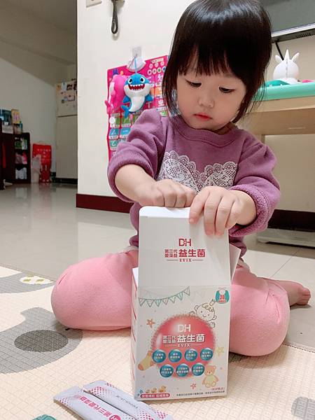 ✨第三代愛藻益-三重防護✨第➊重-築起防護牆-改變細菌叢生態🛡✅五項專利八株益生菌✅五項專利益生質第➋重-增強體力🌞✅陽光維生素D3，2包含高單位800IU✅50項專利葡聚多醣體✅抗氧化-維生素C第❸重-滋補強身💪✅50項專利乳鐵蛋白✅專利初乳蛋白IgG 🥛✅專利燕窩胜肽 ⭐高單位800IU維生素D3 +C+益生菌配方，全家人健康維持的後盾，兒童吃也好安心❤️