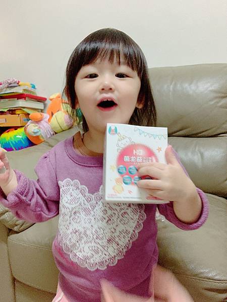 ✨第三代愛藻益-三重防護✨第➊重-築起防護牆-改變細菌叢生態🛡✅五項專利八株益生菌✅五項專利益生質第➋重-增強體力🌞✅陽光維生素D3，2包含高單位800IU✅50項專利葡聚多醣體✅抗氧化-維生素C第❸重-滋補強身💪✅50項專利乳鐵蛋白✅專利初乳蛋白IgG 🥛✅專利燕窩胜肽 ⭐高單位800IU維生素D3 +C+益生菌配方，全家人健康維持的後盾，兒童吃也好安心❤️