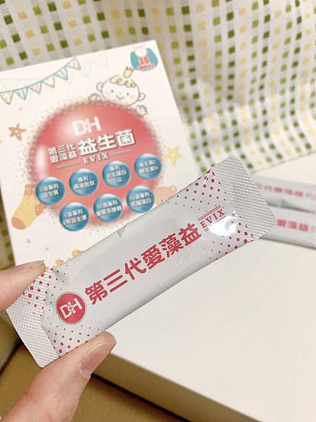 ✨第三代愛藻益-三重防護✨第➊重-築起防護牆-改變細菌叢生態🛡✅五項專利八株益生菌✅五項專利益生質第➋重-增強體力🌞✅陽光維生素D3，2包含高單位800IU✅50項專利葡聚多醣體✅抗氧化-維生素C第❸重-滋補強身💪✅50項專利乳鐵蛋白✅專利初乳蛋白IgG 🥛✅專利燕窩胜肽 ⭐高單位800IU維生素D3 +C+益生菌配方，全家人健康維持的後盾，兒童吃也好安心❤️