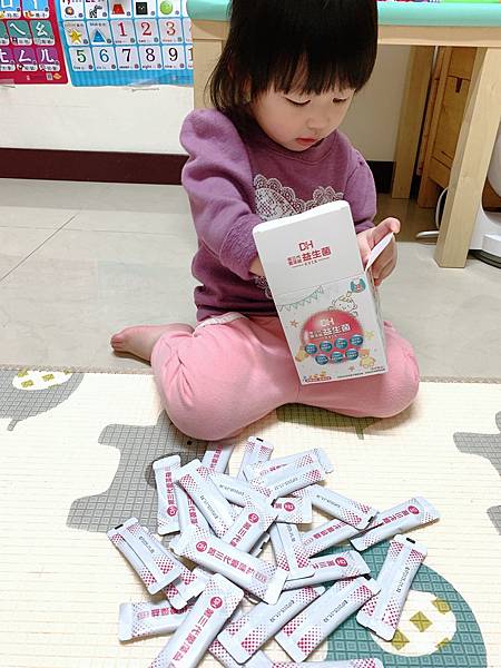 ✨第三代愛藻益-三重防護✨第➊重-築起防護牆-改變細菌叢生態🛡✅五項專利八株益生菌✅五項專利益生質第➋重-增強體力🌞✅陽光維生素D3，2包含高單位800IU✅50項專利葡聚多醣體✅抗氧化-維生素C第❸重-滋補強身💪✅50項專利乳鐵蛋白✅專利初乳蛋白IgG 🥛✅專利燕窩胜肽 ⭐高單位800IU維生素D3 +C+益生菌配方，全家人健康維持的後盾，兒童吃也好安心❤️