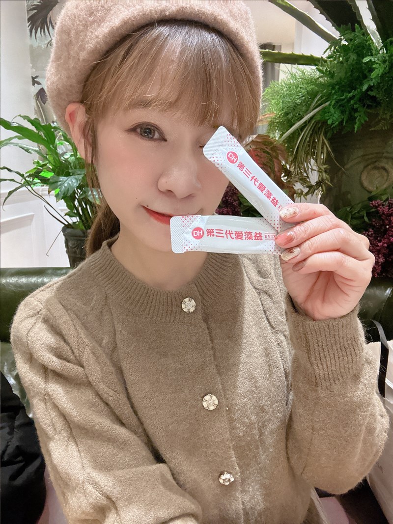 ✨第三代愛藻益-三重防護✨第➊重-築起防護牆-改變細菌叢生態🛡✅五項專利八株益生菌✅五項專利益生質第➋重-增強體力🌞✅陽光維生素D3，2包含高單位800IU✅50項專利葡聚多醣體✅抗氧化-維生素C第❸重-滋補強身💪✅50項專利乳鐵蛋白✅專利初乳蛋白IgG 🥛✅專利燕窩胜肽 ⭐高單位800IU維生素D3 +C+益生菌配方，全家人健康維持的後盾，兒童吃也好安心❤️