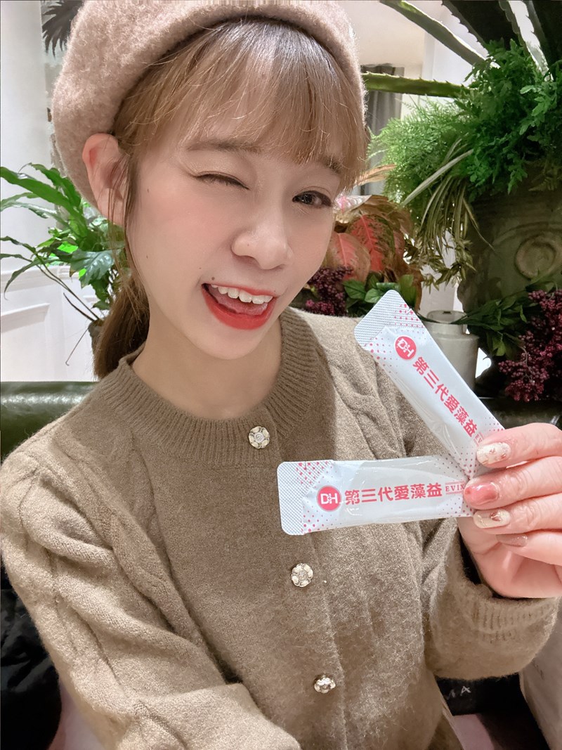 ✨第三代愛藻益-三重防護✨第➊重-築起防護牆-改變細菌叢生態🛡✅五項專利八株益生菌✅五項專利益生質第➋重-增強體力🌞✅陽光維生素D3，2包含高單位800IU✅50項專利葡聚多醣體✅抗氧化-維生素C第❸重-滋補強身💪✅50項專利乳鐵蛋白✅專利初乳蛋白IgG 🥛✅專利燕窩胜肽 ⭐高單位800IU維生素D3 +C+益生菌配方，全家人健康維持的後盾，兒童吃也好安心❤️
