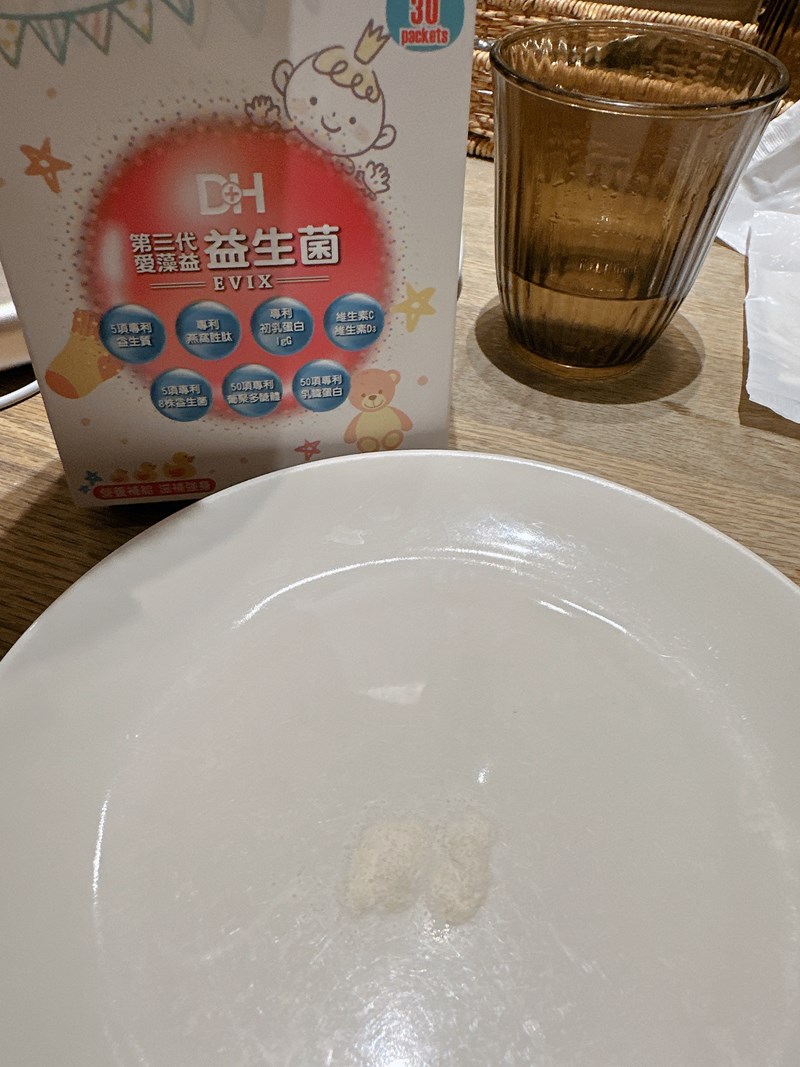 ✨第三代愛藻益-三重防護✨第➊重-築起防護牆-改變細菌叢生態🛡✅五項專利八株益生菌✅五項專利益生質第➋重-增強體力🌞✅陽光維生素D3，2包含高單位800IU✅50項專利葡聚多醣體✅抗氧化-維生素C第❸重-滋補強身💪✅50項專利乳鐵蛋白✅專利初乳蛋白IgG 🥛✅專利燕窩胜肽 ⭐高單位800IU維生素D3 +C+益生菌配方，全家人健康維持的後盾，兒童吃也好安心❤️