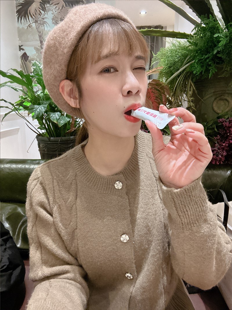 ✨第三代愛藻益-三重防護✨第➊重-築起防護牆-改變細菌叢生態🛡✅五項專利八株益生菌✅五項專利益生質第➋重-增強體力🌞✅陽光維生素D3，2包含高單位800IU✅50項專利葡聚多醣體✅抗氧化-維生素C第❸重-滋補強身💪✅50項專利乳鐵蛋白✅專利初乳蛋白IgG 🥛✅專利燕窩胜肽 ⭐高單位800IU維生素D3 +C+益生菌配方，全家人健康維持的後盾，兒童吃也好安心❤️