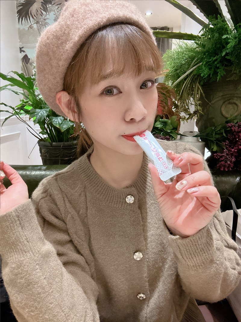 ✨第三代愛藻益-三重防護✨第➊重-築起防護牆-改變細菌叢生態🛡✅五項專利八株益生菌✅五項專利益生質第➋重-增強體力🌞✅陽光維生素D3，2包含高單位800IU✅50項專利葡聚多醣體✅抗氧化-維生素C第❸重-滋補強身💪✅50項專利乳鐵蛋白✅專利初乳蛋白IgG 🥛✅專利燕窩胜肽 ⭐高單位800IU維生素D3 +C+益生菌配方，全家人健康維持的後盾，兒童吃也好安心❤️