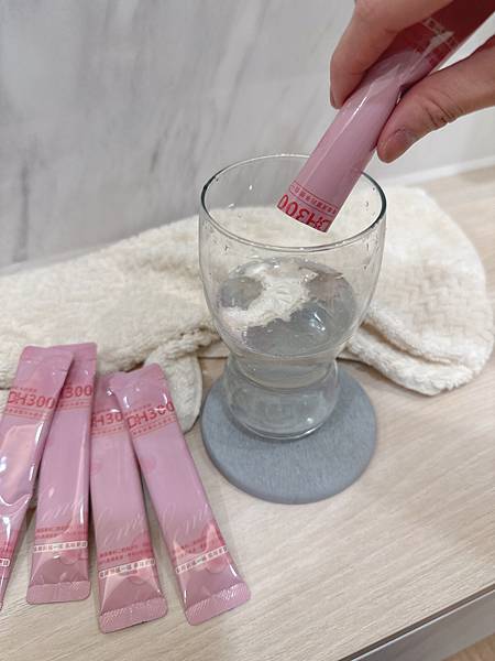 ✨DH300膠原蛋白胜肽-韓國獨家專利二胜肽✨100%魚類來源🐟膠原蛋白胜肽，PO˙OG含量高達50%❗️❗️✅透明公開膠原蛋白分子量300Da🤩✅日本Oricera®玄米神經醯胺，10%高濃度，每包12mg足量添加✅膠原合成關鍵▶️93%高濃度天然維生素C，告別化學合成，100%天然非基改✅穀胱甘肽益生菌-透亮光采，兼具抗氧化作用✅山竹果抽取物淡淡檸檬清新風味，告別膠原蛋白動物腥味！無香料、無色素，每包只有15.4卡，輕卡無負擔！青春美麗多感合一，綻放你的女神光～♥