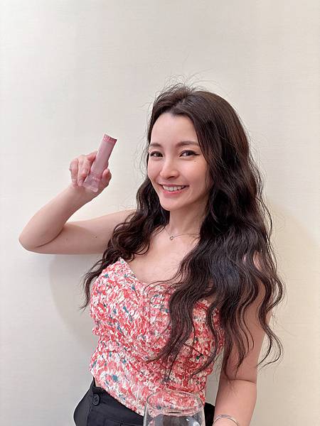 ✨DH300膠原蛋白胜肽-韓國獨家專利二胜肽✨100%魚類來源🐟膠原蛋白胜肽，PO˙OG含量高達50%❗️❗️✅透明公開膠原蛋白分子量300Da🤩✅日本Oricera®玄米神經醯胺，10%高濃度，每包12mg足量添加✅膠原合成關鍵▶️93%高濃度天然維生素C，告別化學合成，100%天然非基改✅穀胱甘肽益生菌-透亮光采，兼具抗氧化作用✅山竹果抽取物淡淡檸檬清新風味，告別膠原蛋白動物腥味！無香料、無色素，每包只有15.4卡，輕卡無負擔！青春美麗多感合一，綻放你的女神光～♥