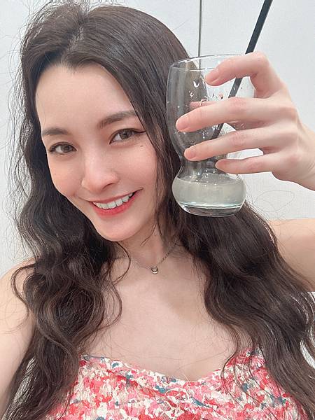 ✨DH300膠原蛋白胜肽-韓國獨家專利二胜肽✨100%魚類來源🐟膠原蛋白胜肽，PO˙OG含量高達50%❗️❗️✅透明公開膠原蛋白分子量300Da🤩✅日本Oricera®玄米神經醯胺，10%高濃度，每包12mg足量添加✅膠原合成關鍵▶️93%高濃度天然維生素C，告別化學合成，100%天然非基改✅穀胱甘肽益生菌-透亮光采，兼具抗氧化作用✅山竹果抽取物淡淡檸檬清新風味，告別膠原蛋白動物腥味！無香料、無色素，每包只有15.4卡，輕卡無負擔！青春美麗多感合一，綻放你的女神光～♥