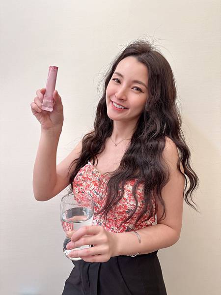 ✨DH300膠原蛋白胜肽-韓國獨家專利二胜肽✨100%魚類來源🐟膠原蛋白胜肽，PO˙OG含量高達50%❗️❗️✅透明公開膠原蛋白分子量300Da🤩✅日本Oricera®玄米神經醯胺，10%高濃度，每包12mg足量添加✅膠原合成關鍵▶️93%高濃度天然維生素C，告別化學合成，100%天然非基改✅穀胱甘肽益生菌-透亮光采，兼具抗氧化作用✅山竹果抽取物淡淡檸檬清新風味，告別膠原蛋白動物腥味！無香料、無色素，每包只有15.4卡，輕卡無負擔！青春美麗多感合一，綻放你的女神光～♥