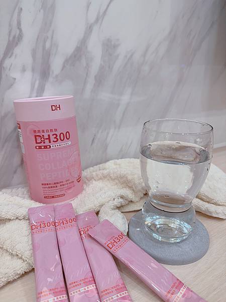 ✨DH300膠原蛋白胜肽-韓國獨家專利二胜肽✨100%魚類來源🐟膠原蛋白胜肽，PO˙OG含量高達50%❗️❗️✅透明公開膠原蛋白分子量300Da🤩✅日本Oricera®玄米神經醯胺，10%高濃度，每包12mg足量添加✅膠原合成關鍵▶️93%高濃度天然維生素C，告別化學合成，100%天然非基改✅穀胱甘肽益生菌-透亮光采，兼具抗氧化作用✅山竹果抽取物淡淡檸檬清新風味，告別膠原蛋白動物腥味！無香料、無色素，每包只有15.4卡，輕卡無負擔！青春美麗多感合一，綻放你的女神光～♥