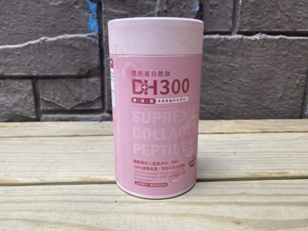✨DH300膠原蛋白胜肽-韓國獨家專利二胜肽✨100%魚類來源🐟膠原蛋白胜肽，PO˙OG含量高達50%❗️❗️✅透明公開膠原蛋白分子量300Da🤩✅日本Oricera®玄米神經醯胺，10%高濃度，每包12mg足量添加✅膠原合成關鍵▶️93%高濃度天然維生素C，告別化學合成，100%天然非基改✅穀胱甘肽益生菌-透亮光采，兼具抗氧化作用✅山竹果抽取物淡淡檸檬清新風味，告別膠原蛋白動物腥味！無香料、無色素，每包只有15.4卡，輕卡無負擔！青春美麗多感合一，綻放你的女神光～♥