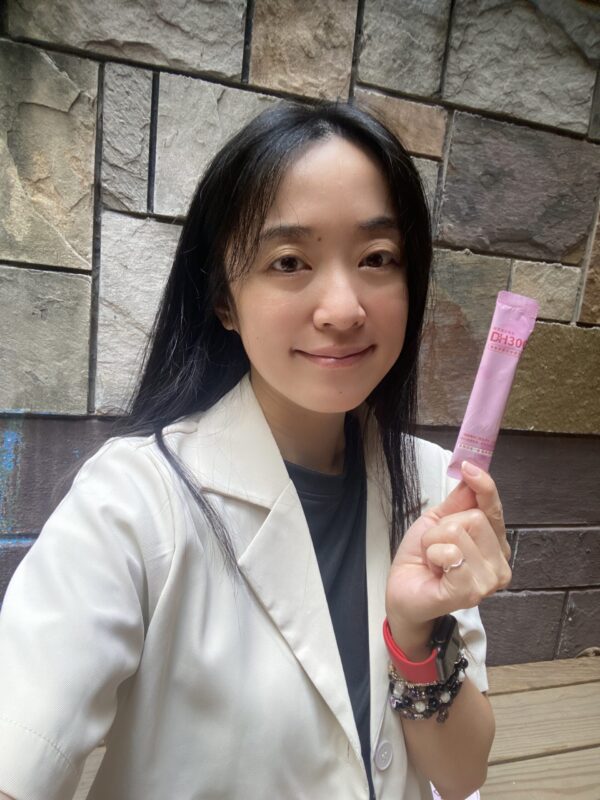 ✨DH300膠原蛋白胜肽-韓國獨家專利二胜肽✨100%魚類來源🐟膠原蛋白胜肽，PO˙OG含量高達50%❗️❗️✅透明公開膠原蛋白分子量300Da🤩✅日本Oricera®玄米神經醯胺，10%高濃度，每包12mg足量添加✅膠原合成關鍵▶️93%高濃度天然維生素C，告別化學合成，100%天然非基改✅穀胱甘肽益生菌-透亮光采，兼具抗氧化作用✅山竹果抽取物淡淡檸檬清新風味，告別膠原蛋白動物腥味！無香料、無色素，每包只有15.4卡，輕卡無負擔！青春美麗多感合一，綻放你的女神光～♥