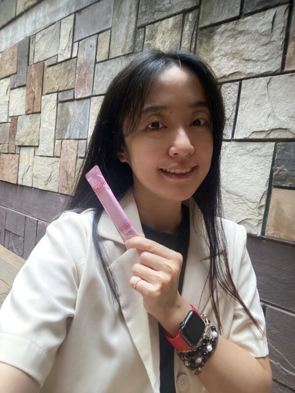 ✨DH300膠原蛋白胜肽-韓國獨家專利二胜肽✨100%魚類來源🐟膠原蛋白胜肽，PO˙OG含量高達50%❗️❗️✅透明公開膠原蛋白分子量300Da🤩✅日本Oricera®玄米神經醯胺，10%高濃度，每包12mg足量添加✅膠原合成關鍵▶️93%高濃度天然維生素C，告別化學合成，100%天然非基改✅穀胱甘肽益生菌-透亮光采，兼具抗氧化作用✅山竹果抽取物淡淡檸檬清新風味，告別膠原蛋白動物腥味！無香料、無色素，每包只有15.4卡，輕卡無負擔！青春美麗多感合一，綻放你的女神光～♥