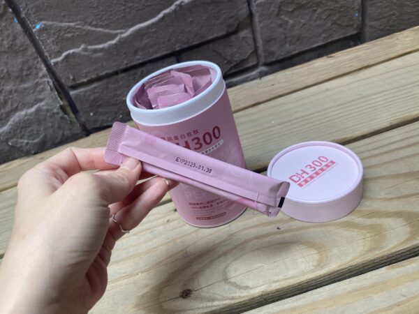 ✨DH300膠原蛋白胜肽-韓國獨家專利二胜肽✨100%魚類來源🐟膠原蛋白胜肽，PO˙OG含量高達50%❗️❗️✅透明公開膠原蛋白分子量300Da🤩✅日本Oricera®玄米神經醯胺，10%高濃度，每包12mg足量添加✅膠原合成關鍵▶️93%高濃度天然維生素C，告別化學合成，100%天然非基改✅穀胱甘肽益生菌-透亮光采，兼具抗氧化作用✅山竹果抽取物淡淡檸檬清新風味，告別膠原蛋白動物腥味！無香料、無色素，每包只有15.4卡，輕卡無負擔！青春美麗多感合一，綻放你的女神光～♥