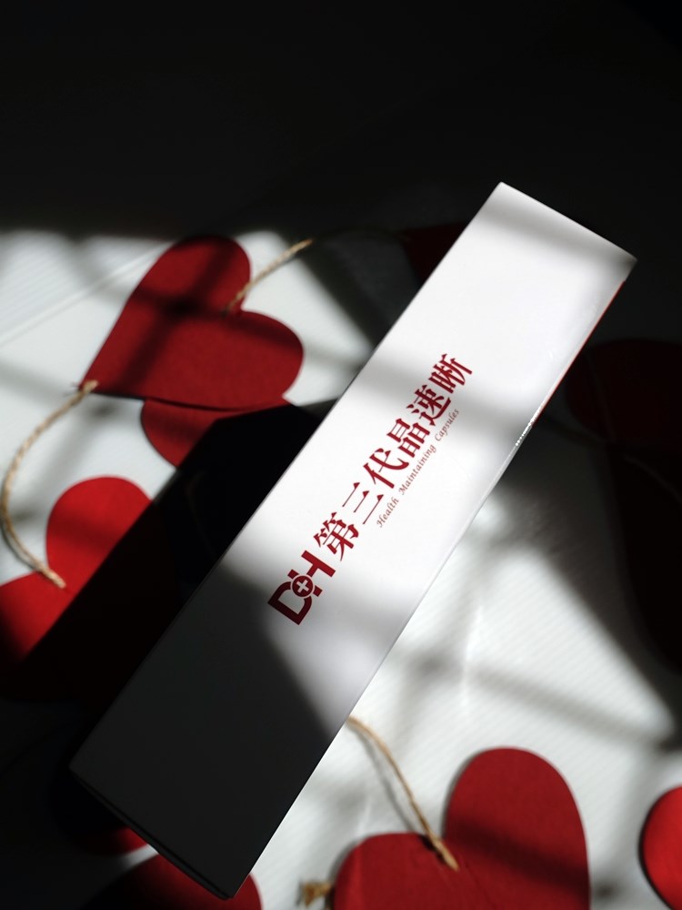 ✨第三代晶速晰-晶亮成分高補給✨長時間使用3C，讓你數位疲勞了嗎❓採用美國臨床葉黃素與玉米黃素黃金比例10:2 ，游離型雙專利好吸收，2粒達30mg : 6mg高補給劑量✅雨生紅球藻蝦紅素，業界高含量8mg❗️✅日本95%高純度透明質酸鈉💦✅雙重花青素-日本專利黑豆x歐洲專利藍莓✅專利素食微藻DHA✅維生素C +維生素E +鋅+硒酵母。全方位的晶亮水潤配方，適合全家大小，給您清晰透徹精彩生活❗️