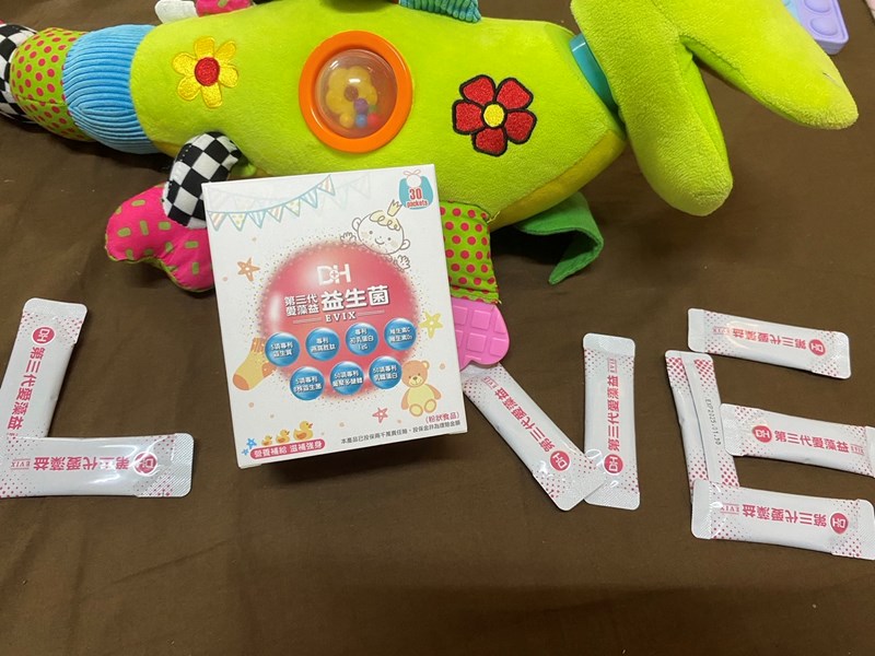 ✨第三代愛藻益-三重防護✨第➊重-築起防護牆-改變細菌叢生態🛡✅五項專利八株益生菌✅五項專利益生質第➋重-增強體力🌞✅陽光維生素D3，2包含高單位800IU✅50項專利葡聚多醣體✅抗氧化-維生素C第❸重-滋補強身💪✅50項專利乳鐵蛋白✅專利初乳蛋白IgG 🥛✅專利燕窩胜肽 ⭐高單位800IU維生素D3 +C+益生菌配方，全家人健康維持的後盾，兒童吃也好安心❤️