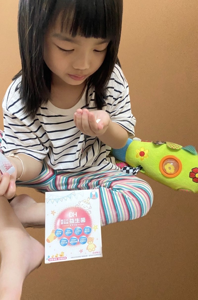 ✨第三代愛藻益-三重防護✨第➊重-築起防護牆-改變細菌叢生態🛡✅五項專利八株益生菌✅五項專利益生質第➋重-增強體力🌞✅陽光維生素D3，2包含高單位800IU✅50項專利葡聚多醣體✅抗氧化-維生素C第❸重-滋補強身💪✅50項專利乳鐵蛋白✅專利初乳蛋白IgG 🥛✅專利燕窩胜肽 ⭐高單位800IU維生素D3 +C+益生菌配方，全家人健康維持的後盾，兒童吃也好安心❤️