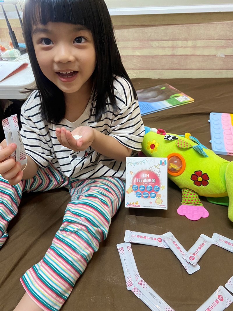 ✨第三代愛藻益-三重防護✨第➊重-築起防護牆-改變細菌叢生態🛡✅五項專利八株益生菌✅五項專利益生質第➋重-增強體力🌞✅陽光維生素D3，2包含高單位800IU✅50項專利葡聚多醣體✅抗氧化-維生素C第❸重-滋補強身💪✅50項專利乳鐵蛋白✅專利初乳蛋白IgG 🥛✅專利燕窩胜肽 ⭐高單位800IU維生素D3 +C+益生菌配方，全家人健康維持的後盾，兒童吃也好安心❤️