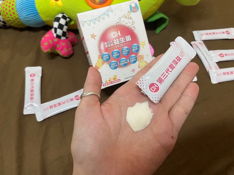 ✨第三代愛藻益-三重防護✨第➊重-築起防護牆-改變細菌叢生態🛡✅五項專利八株益生菌✅五項專利益生質第➋重-增強體力🌞✅陽光維生素D3，2包含高單位800IU✅50項專利葡聚多醣體✅抗氧化-維生素C第❸重-滋補強身💪✅50項專利乳鐵蛋白✅專利初乳蛋白IgG 🥛✅專利燕窩胜肽 ⭐高單位800IU維生素D3 +C+益生菌配方，全家人健康維持的後盾，兒童吃也好安心❤️