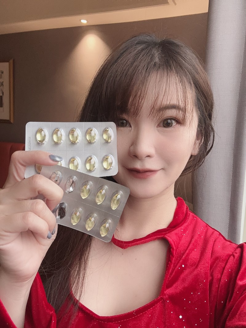 ✨極鮮高濃度魚油-來自挪威的頂級新鮮魚油🐟✨✅提供人體黃金比例 → EPA：DHA = 3：2，SGS檢驗 Omega-3 含量高達94%，業界最低氧化指標✅天然rTG型式，小分子好吸收✅榮獲4大永續認證 → 配額管理、不過度捕撈✅鋁片密封、獨立包裝，維持魚油新鮮度