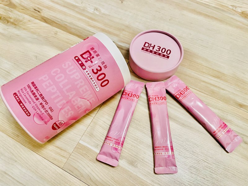 ✨DH300膠原蛋白胜肽-韓國獨家專利二胜肽✨100%魚類來源🐟膠原蛋白胜肽，PO˙OG含量高達50%❗️❗️✅透明公開膠原蛋白分子量300Da🤩✅日本Oricera®玄米神經醯胺，10%高濃度，每包12mg足量添加✅膠原合成關鍵▶️93%高濃度天然維生素C，告別化學合成，100%天然非基改✅穀胱甘肽益生菌-透亮光采，兼具抗氧化作用✅山竹果抽取物淡淡檸檬清新風味，告別膠原蛋白動物腥味！無香料、無色素，每包只有15.4卡，輕卡無負擔！青春美麗多感合一，綻放你的女神光～♥