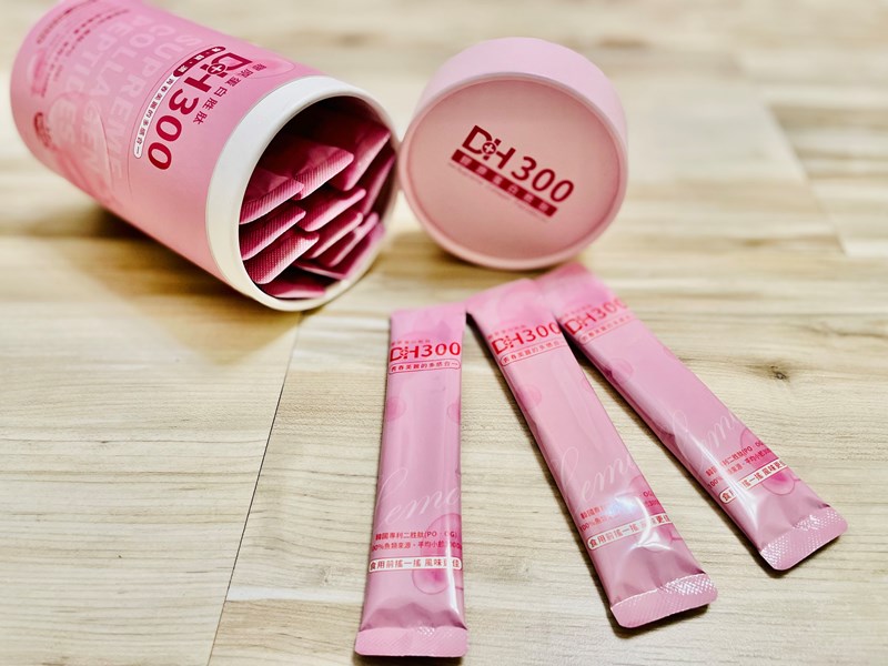 ✨DH300膠原蛋白胜肽-韓國獨家專利二胜肽✨100%魚類來源🐟膠原蛋白胜肽，PO˙OG含量高達50%❗️❗️✅透明公開膠原蛋白分子量300Da🤩✅日本Oricera®玄米神經醯胺，10%高濃度，每包12mg足量添加✅膠原合成關鍵▶️93%高濃度天然維生素C，告別化學合成，100%天然非基改✅穀胱甘肽益生菌-透亮光采，兼具抗氧化作用✅山竹果抽取物淡淡檸檬清新風味，告別膠原蛋白動物腥味！無香料、無色素，每包只有15.4卡，輕卡無負擔！青春美麗多感合一，綻放你的女神光～♥