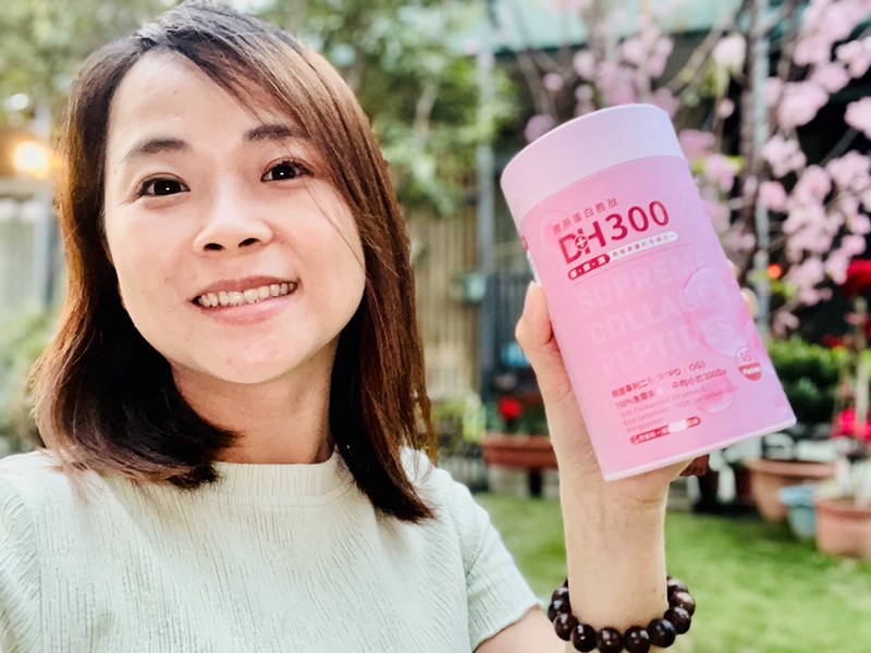 ✨DH300膠原蛋白胜肽-韓國獨家專利二胜肽✨100%魚類來源🐟膠原蛋白胜肽，PO˙OG含量高達50%❗️❗️✅透明公開膠原蛋白分子量300Da🤩✅日本Oricera®玄米神經醯胺，10%高濃度，每包12mg足量添加✅膠原合成關鍵▶️93%高濃度天然維生素C，告別化學合成，100%天然非基改✅穀胱甘肽益生菌-透亮光采，兼具抗氧化作用✅山竹果抽取物淡淡檸檬清新風味，告別膠原蛋白動物腥味！無香料、無色素，每包只有15.4卡，輕卡無負擔！青春美麗多感合一，綻放你的女神光～♥
