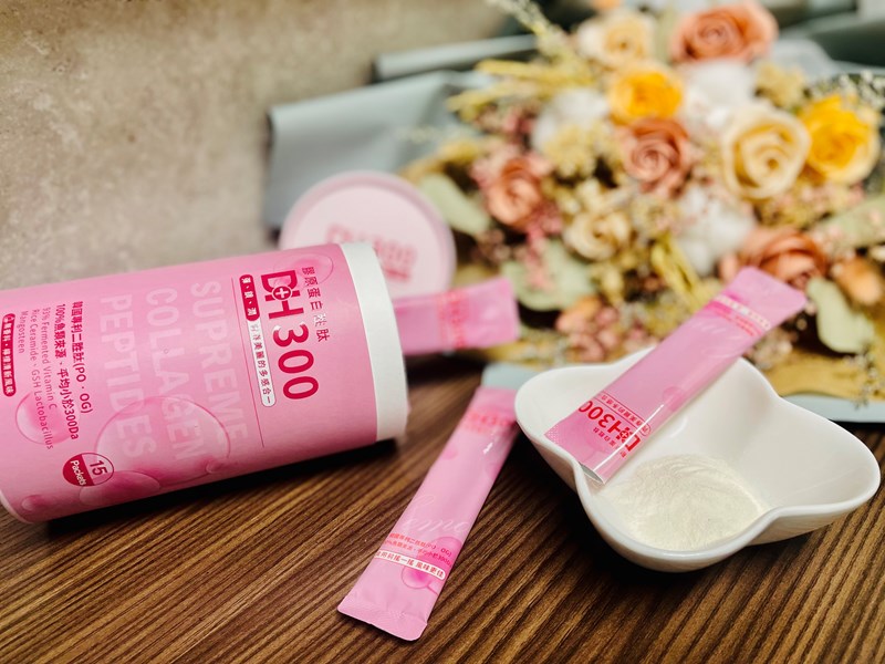 ✨DH300膠原蛋白胜肽-韓國獨家專利二胜肽✨100%魚類來源🐟膠原蛋白胜肽，PO˙OG含量高達50%❗️❗️✅透明公開膠原蛋白分子量300Da🤩✅日本Oricera®玄米神經醯胺，10%高濃度，每包12mg足量添加✅膠原合成關鍵▶️93%高濃度天然維生素C，告別化學合成，100%天然非基改✅穀胱甘肽益生菌-透亮光采，兼具抗氧化作用✅山竹果抽取物淡淡檸檬清新風味，告別膠原蛋白動物腥味！無香料、無色素，每包只有15.4卡，輕卡無負擔！青春美麗多感合一，綻放你的女神光～♥