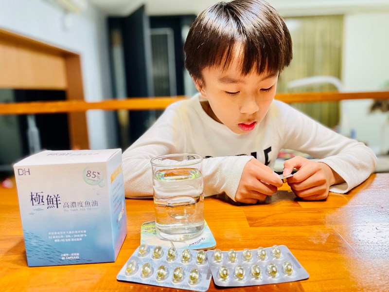 ✨極鮮高濃度魚油-來自挪威的頂級新鮮魚油🐟✨✅提供人體黃金比例 → EPA：DHA = 3：2，SGS檢驗 Omega-3 含量高達94%，業界最低氧化指標✅天然rTG型式，小分子好吸收✅榮獲4大永續認證 → 配額管理、不過度捕撈✅鋁片密封、獨立包裝，維持魚油新鮮度