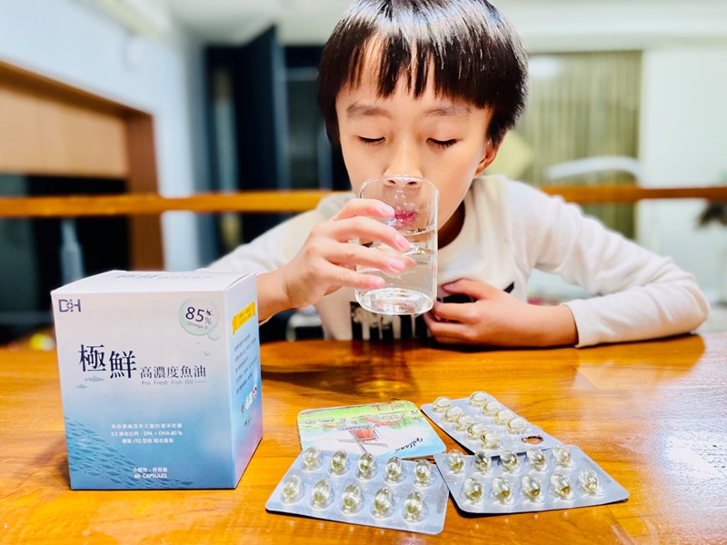 ✨極鮮高濃度魚油-來自挪威的頂級新鮮魚油🐟✨✅提供人體黃金比例 → EPA：DHA = 3：2，SGS檢驗 Omega-3 含量高達94%，業界最低氧化指標✅天然rTG型式，小分子好吸收✅榮獲4大永續認證 → 配額管理、不過度捕撈✅鋁片密封、獨立包裝，維持魚油新鮮度