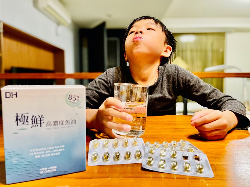 ✨極鮮高濃度魚油-來自挪威的頂級新鮮魚油🐟✨✅提供人體黃金比例 → EPA：DHA = 3：2，SGS檢驗 Omega-3 含量高達94%，業界最低氧化指標✅天然rTG型式，小分子好吸收✅榮獲4大永續認證 → 配額管理、不過度捕撈✅鋁片密封、獨立包裝，維持魚油新鮮度