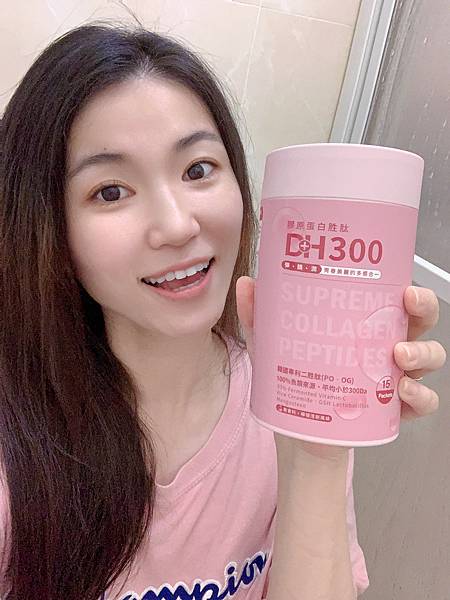 ✨DH300膠原蛋白胜肽-韓國獨家專利二胜肽✨100%魚類來源🐟膠原蛋白胜肽，PO˙OG含量高達50%❗️❗️✅透明公開膠原蛋白分子量300Da🤩✅日本Oricera®玄米神經醯胺，10%高濃度，每包12mg足量添加✅膠原合成關鍵▶️93%高濃度天然維生素C，告別化學合成，100%天然非基改✅穀胱甘肽益生菌-透亮光采，兼具抗氧化作用✅山竹果抽取物淡淡檸檬清新風味，告別膠原蛋白動物腥味！無香料、無色素，每包只有15.4卡，輕卡無負擔！青春美麗多感合一，綻放你的女神光～♥