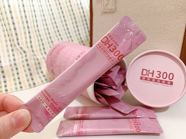 ✨DH300膠原蛋白胜肽-韓國獨家專利二胜肽✨100%魚類來源🐟膠原蛋白胜肽，PO˙OG含量高達50%❗️❗️✅透明公開膠原蛋白分子量300Da🤩✅日本Oricera®玄米神經醯胺，10%高濃度，每包12mg足量添加✅膠原合成關鍵▶️93%高濃度天然維生素C，告別化學合成，100%天然非基改✅穀胱甘肽益生菌-透亮光采，兼具抗氧化作用✅山竹果抽取物淡淡檸檬清新風味，告別膠原蛋白動物腥味！無香料、無色素，每包只有15.4卡，輕卡無負擔！青春美麗多感合一，綻放你的女神光～♥