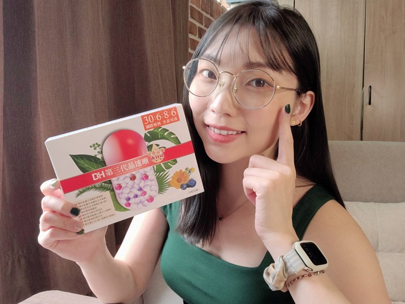 ✨第三代晶速晰-晶亮成分高補給✨長時間使用3C，讓你數位疲勞了嗎❓採用美國臨床葉黃素與玉米黃素黃金比例10:2 ，游離型雙專利好吸收，2粒達30mg : 6mg高補給劑量✅雨生紅球藻蝦紅素，業界高含量8mg❗️✅日本95%高純度透明質酸鈉💦✅雙重花青素-日本專利黑豆x歐洲專利藍莓✅專利素食微藻DHA✅維生素C +維生素E +鋅+硒酵母。全方位的晶亮水潤配方，適合全家大小，給您清晰透徹精彩生活❗️