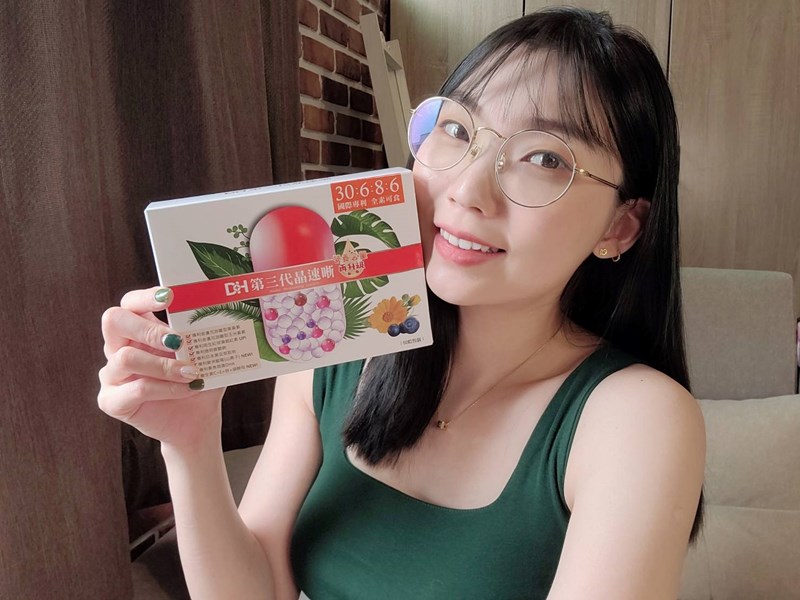 ✨第三代晶速晰-晶亮成分高補給✨長時間使用3C，讓你數位疲勞了嗎❓採用美國臨床葉黃素與玉米黃素黃金比例10:2 ，游離型雙專利好吸收，2粒達30mg : 6mg高補給劑量✅雨生紅球藻蝦紅素，業界高含量8mg❗️✅日本95%高純度透明質酸鈉💦✅雙重花青素-日本專利黑豆x歐洲專利藍莓✅專利素食微藻DHA✅維生素C +維生素E +鋅+硒酵母。全方位的晶亮水潤配方，適合全家大小，給您清晰透徹精彩生活❗️