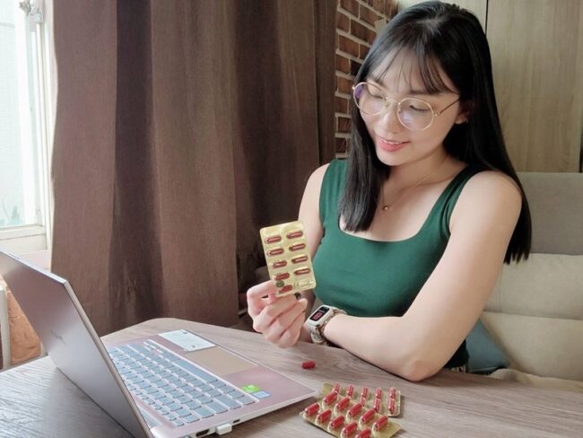 ✨第三代晶速晰-晶亮成分高補給✨長時間使用3C，讓你數位疲勞了嗎❓採用美國臨床葉黃素與玉米黃素黃金比例10:2 ，游離型雙專利好吸收，2粒達30mg : 6mg高補給劑量✅雨生紅球藻蝦紅素，業界高含量8mg❗️✅日本95%高純度透明質酸鈉💦✅雙重花青素-日本專利黑豆x歐洲專利藍莓✅專利素食微藻DHA✅維生素C +維生素E +鋅+硒酵母。全方位的晶亮水潤配方，適合全家大小，給您清晰透徹精彩生活❗️