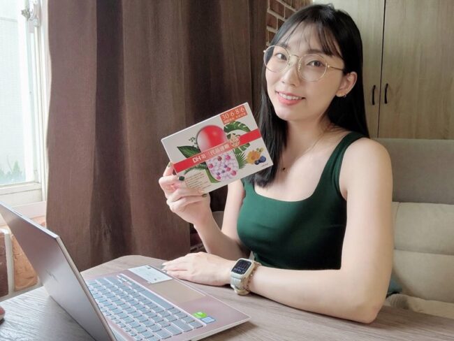 ✨第三代晶速晰-晶亮成分高補給✨長時間使用3C，讓你數位疲勞了嗎❓採用美國臨床葉黃素與玉米黃素黃金比例10:2 ，游離型雙專利好吸收，2粒達30mg : 6mg高補給劑量✅雨生紅球藻蝦紅素，業界高含量8mg❗️✅日本95%高純度透明質酸鈉💦✅雙重花青素-日本專利黑豆x歐洲專利藍莓✅專利素食微藻DHA✅維生素C +維生素E +鋅+硒酵母。全方位的晶亮水潤配方，適合全家大小，給您清晰透徹精彩生活❗️