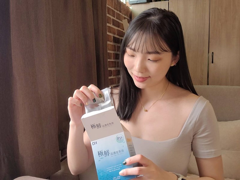 ✨極鮮高濃度魚油-來自挪威的頂級新鮮魚油🐟✨✅提供人體黃金比例 → EPA：DHA = 3：2，SGS檢驗 Omega-3 含量高達94%，業界最低氧化指標✅天然rTG型式，小分子好吸收✅榮獲4大永續認證 → 配額管理、不過度捕撈✅鋁片密封、獨立包裝，維持魚油新鮮度