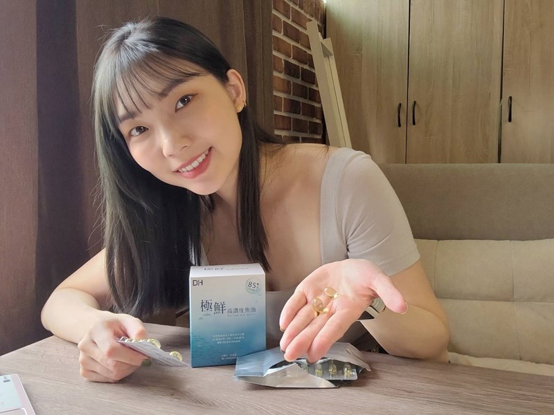 ✨極鮮高濃度魚油-來自挪威的頂級新鮮魚油🐟✨✅提供人體黃金比例 → EPA：DHA = 3：2，SGS檢驗 Omega-3 含量高達94%，業界最低氧化指標✅天然rTG型式，小分子好吸收✅榮獲4大永續認證 → 配額管理、不過度捕撈✅鋁片密封、獨立包裝，維持魚油新鮮度