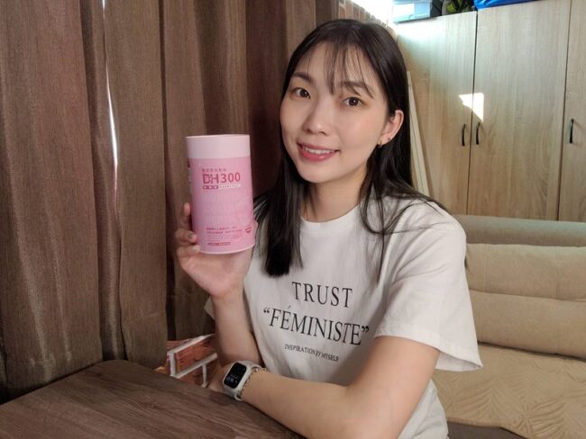 ✨DH300膠原蛋白胜肽-韓國獨家專利二胜肽✨100%魚類來源🐟膠原蛋白胜肽，PO˙OG含量高達50%❗️❗️✅透明公開膠原蛋白分子量300Da🤩✅日本Oricera®玄米神經醯胺，10%高濃度，每包12mg足量添加✅膠原合成關鍵▶️93%高濃度天然維生素C，告別化學合成，100%天然非基改✅穀胱甘肽益生菌-透亮光采，兼具抗氧化作用✅山竹果抽取物淡淡檸檬清新風味，告別膠原蛋白動物腥味！無香料、無色素，每包只有15.4卡，輕卡無負擔！青春美麗多感合一，綻放你的女神光～♥