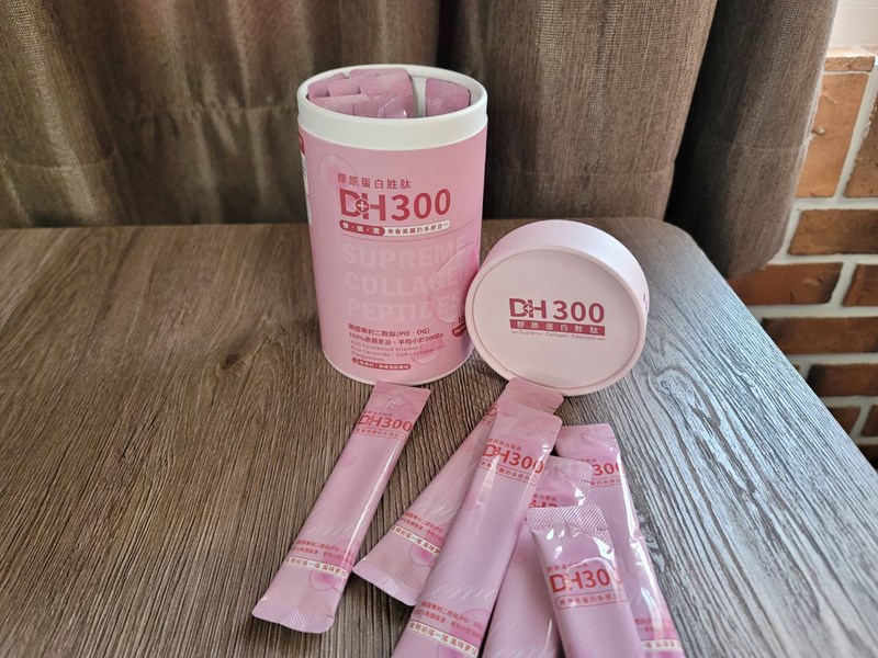 ✨DH300膠原蛋白胜肽-韓國獨家專利二胜肽✨100%魚類來源🐟膠原蛋白胜肽，PO˙OG含量高達50%❗️❗️✅透明公開膠原蛋白分子量300Da🤩✅日本Oricera®玄米神經醯胺，10%高濃度，每包12mg足量添加✅膠原合成關鍵▶️93%高濃度天然維生素C，告別化學合成，100%天然非基改✅穀胱甘肽益生菌-透亮光采，兼具抗氧化作用✅山竹果抽取物淡淡檸檬清新風味，告別膠原蛋白動物腥味！無香料、無色素，每包只有15.4卡，輕卡無負擔！青春美麗多感合一，綻放你的女神光～♥