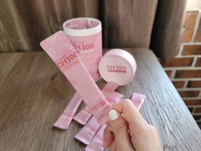 ✨DH300膠原蛋白胜肽-韓國獨家專利二胜肽✨100%魚類來源🐟膠原蛋白胜肽，PO˙OG含量高達50%❗️❗️✅透明公開膠原蛋白分子量300Da🤩✅日本Oricera®玄米神經醯胺，10%高濃度，每包12mg足量添加✅膠原合成關鍵▶️93%高濃度天然維生素C，告別化學合成，100%天然非基改✅穀胱甘肽益生菌-透亮光采，兼具抗氧化作用✅山竹果抽取物淡淡檸檬清新風味，告別膠原蛋白動物腥味！無香料、無色素，每包只有15.4卡，輕卡無負擔！青春美麗多感合一，綻放你的女神光～♥