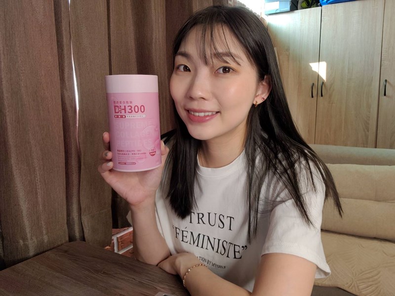 ✨DH300膠原蛋白胜肽-韓國獨家專利二胜肽✨100%魚類來源🐟膠原蛋白胜肽，PO˙OG含量高達50%❗️❗️✅透明公開膠原蛋白分子量300Da🤩✅日本Oricera®玄米神經醯胺，10%高濃度，每包12mg足量添加✅膠原合成關鍵▶️93%高濃度天然維生素C，告別化學合成，100%天然非基改✅穀胱甘肽益生菌-透亮光采，兼具抗氧化作用✅山竹果抽取物淡淡檸檬清新風味，告別膠原蛋白動物腥味！無香料、無色素，每包只有15.4卡，輕卡無負擔！青春美麗多感合一，綻放你的女神光～♥