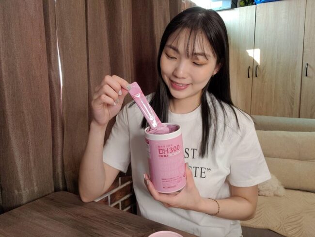 ✨DH300膠原蛋白胜肽-韓國獨家專利二胜肽✨100%魚類來源🐟膠原蛋白胜肽，PO˙OG含量高達50%❗️❗️✅透明公開膠原蛋白分子量300Da🤩✅日本Oricera®玄米神經醯胺，10%高濃度，每包12mg足量添加✅膠原合成關鍵▶️93%高濃度天然維生素C，告別化學合成，100%天然非基改✅穀胱甘肽益生菌-透亮光采，兼具抗氧化作用✅山竹果抽取物淡淡檸檬清新風味，告別膠原蛋白動物腥味！無香料、無色素，每包只有15.4卡，輕卡無負擔！青春美麗多感合一，綻放你的女神光～♥