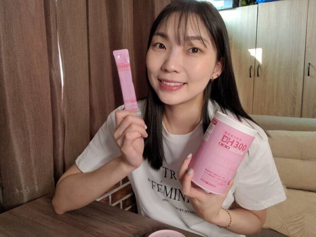 ✨DH300膠原蛋白胜肽-韓國獨家專利二胜肽✨100%魚類來源🐟膠原蛋白胜肽，PO˙OG含量高達50%❗️❗️✅透明公開膠原蛋白分子量300Da🤩✅日本Oricera®玄米神經醯胺，10%高濃度，每包12mg足量添加✅膠原合成關鍵▶️93%高濃度天然維生素C，告別化學合成，100%天然非基改✅穀胱甘肽益生菌-透亮光采，兼具抗氧化作用✅山竹果抽取物淡淡檸檬清新風味，告別膠原蛋白動物腥味！無香料、無色素，每包只有15.4卡，輕卡無負擔！青春美麗多感合一，綻放你的女神光～♥