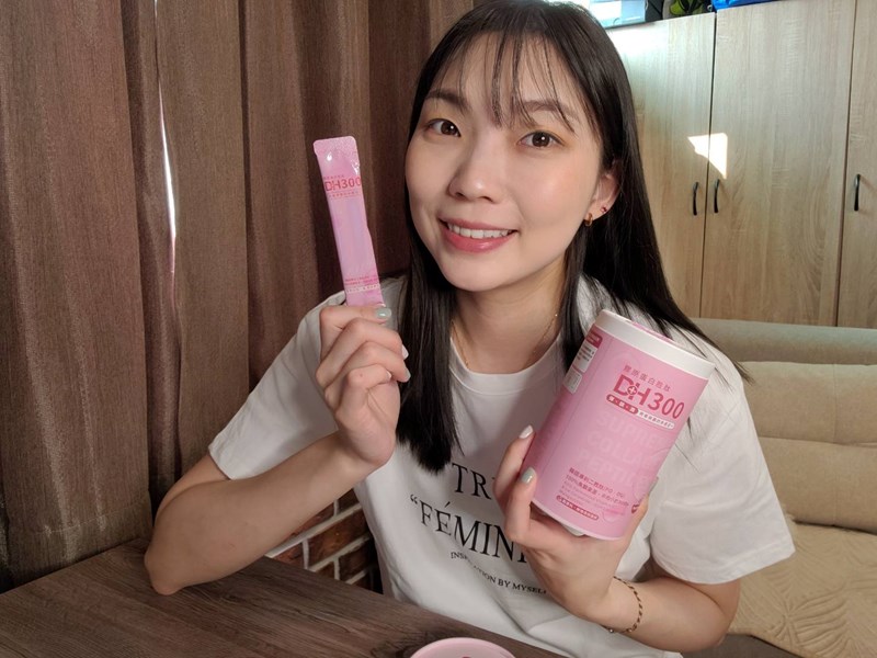 ✨DH300膠原蛋白胜肽-韓國獨家專利二胜肽✨100%魚類來源🐟膠原蛋白胜肽，PO˙OG含量高達50%❗️❗️✅透明公開膠原蛋白分子量300Da🤩✅日本Oricera®玄米神經醯胺，10%高濃度，每包12mg足量添加✅膠原合成關鍵▶️93%高濃度天然維生素C，告別化學合成，100%天然非基改✅穀胱甘肽益生菌-透亮光采，兼具抗氧化作用✅山竹果抽取物淡淡檸檬清新風味，告別膠原蛋白動物腥味！無香料、無色素，每包只有15.4卡，輕卡無負擔！青春美麗多感合一，綻放你的女神光～♥